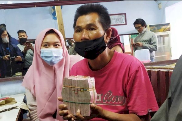 Usai Viral Beli Nasi Pakai Duit Rp5 Ribu, Pria Ini Dapat Donasi Rp100 Juta Lebih