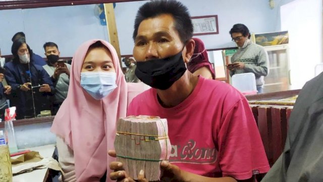 Mang Eman menerima donasi Rp100 juta lebih dari netizen. (Foto: detik.com)