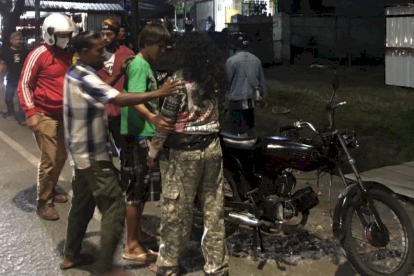 2 Pria Adu Jotos di Tengah-tengah Jalan Sultan Alauddin Makassar, Bikin Macet!