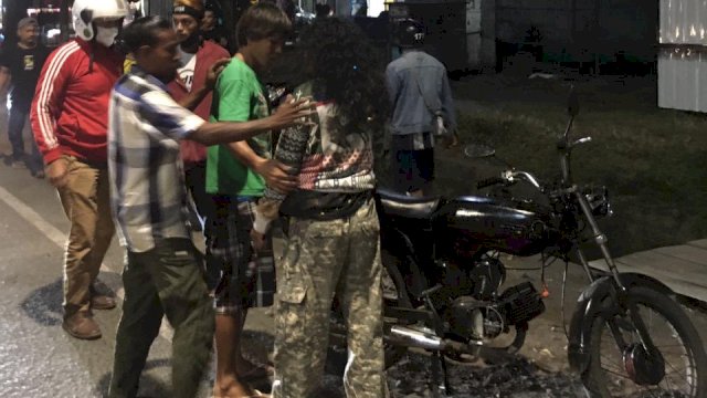 2 Pria Adu Jotos di Tengah-tengah Jalan Sultan Alauddin Makassar, Bikin Macet!