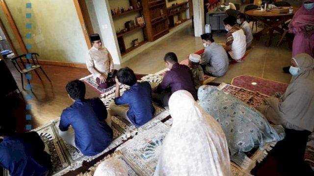 Shalat Idul adha di Rumah, Gubernur Anies Baswedan Jadi Imam, Putranya Jadi Khatib