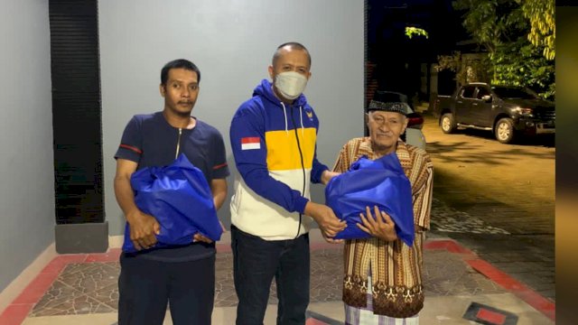 Bendahara NasDem Sulsel Muh Sadar Gelar Jumat Berbagi di Parepare, Datangi Pengurus Masjid hingga Pengguna Jalan