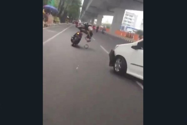 Polisi Cari Pemotor Freestyle Tabrak Mobil dan Kecelakaan di Jalan AP Pettarani Makassar