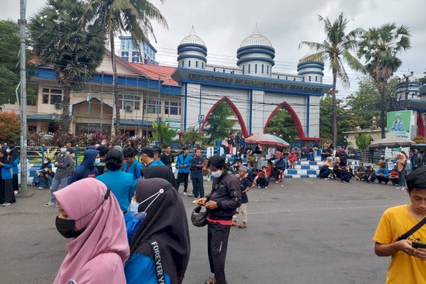 Unjukrasa di Makassar Tuntut Kuliah Tatap Muka, Bakar Ban dan Sandera Truk Hingga Bikin Macet Jalan Sultan Alauddin