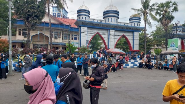 Unjukrasa di Makassar Tuntut Kuliah Tatap Muka, Bakar Ban dan Sandera Truk Hingga Bikin Macet Jalan Sultan Alauddin