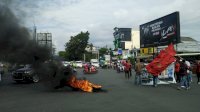 WNA Masuk ke Sulsel di Tengah Pandemi Covid-19, Mahasiswa Demo Tutup Jalan dan Bakar Ban