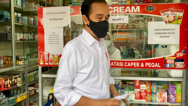 Presiden Jokowi saat menyidak stok obat di salah apotek di Kota Bogor, Jumat (23/7/2021).