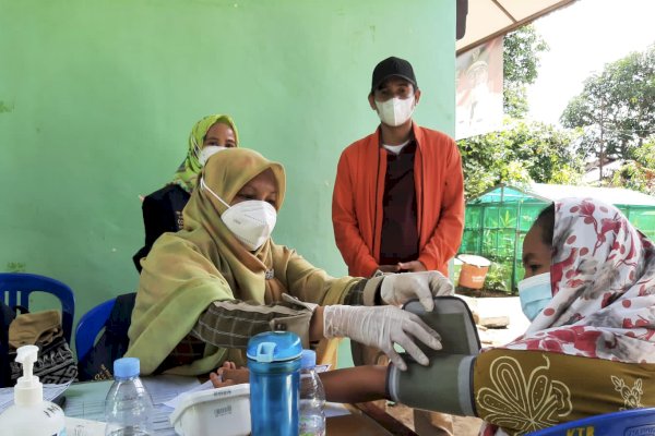 “Jangan Takut, Ayo Divaksin!” Ajakan Ketua DPRD Makassar Rudianto ke Warga Saat Tinjau Vaksinasi di Pulau Lakkang