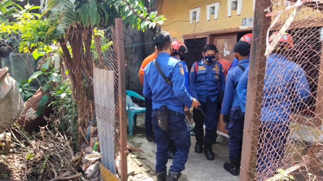 TKP penemuan mayat dalam sumur di Makassar, Sabtu (24/7/2021).