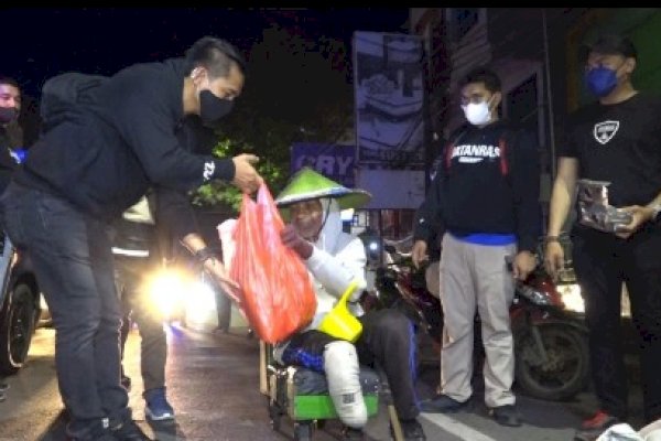 Malam-malam Tim Jatanras Polrestabes Makassar Menyasar Pengguna Jalan, Bagikan Sembako ke Warga Tak Mampu