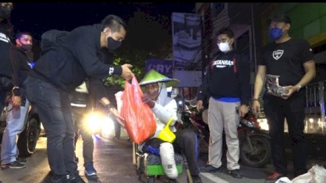 Malam-malam Tim Jatanras Polrestabes Makassar Menyasar Pengguna Jalan, Bagikan Sembako ke Warga Tak Mampu