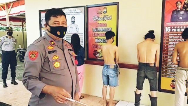 Kapolsek Manggala, Kompol Supriyadi Idrus saat memberikan keterangan kepada wartawan di kantornya.