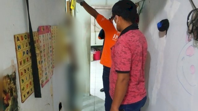Pihak kePolisian saat melakukan olah TKP di lokasi penemuan jasad pria tergantung di kamar mes Jalan Kapasa Raya, Kecamatan Tamalanrea, Makassar.