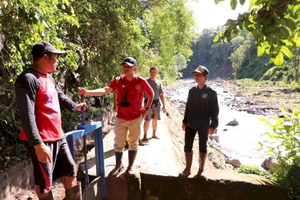 Bersama Petani Bissappu, Bupati Bantaeng Angkut Material Longsor