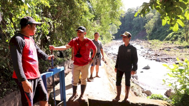 Bersama Petani Bissappu, Bupati Bantaeng Angkut Material Longsor 