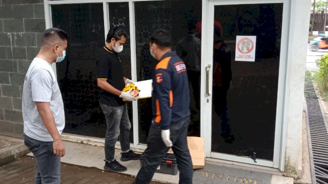 Aparat kepolisian dari Polrestabes Makassar melakukan olah TKP di pos Satpol PP yang di lempar OTK