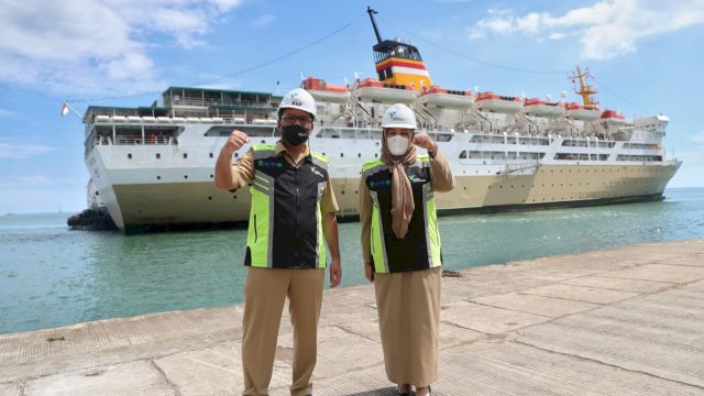 Wali Kota Makassar Mohammad Ramdhan Pomanto dan Wakil Wali Kota Makassar Fatmawati Rusdi, saat meninjau langsung kapal pelni yang akan digunakan untuk isolasi mandiri pasien covid-19 di Kota Makassar, Sulsel.