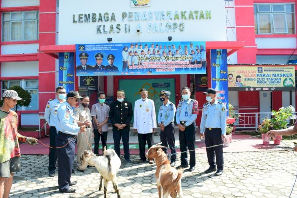 Dewan Adat Luwu Serahkan Hewan Kurban ke Lapas Palopo