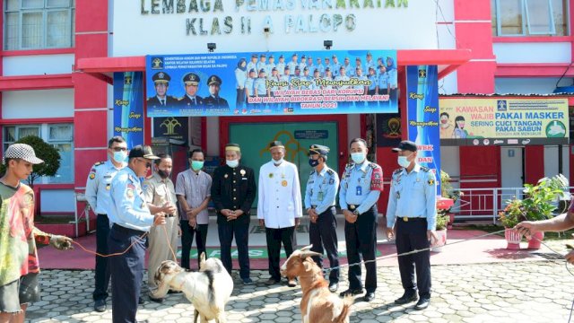 Dewan Adat Luwu Serahkan Hewan Kurban ke Lapas Palopo