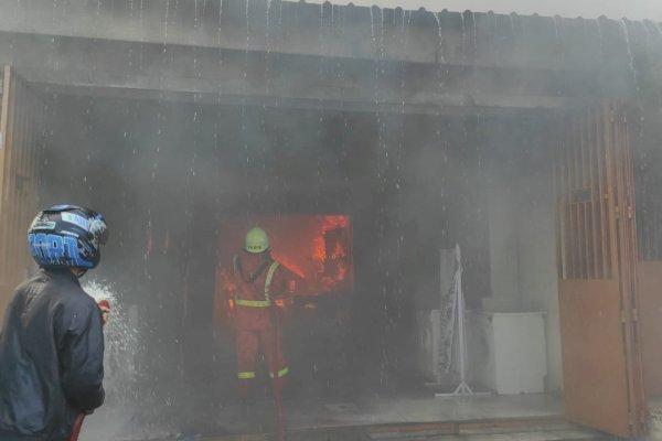 Kebakaran Tempat Laundry di Makassar, 11 Damkar Dikerahkan