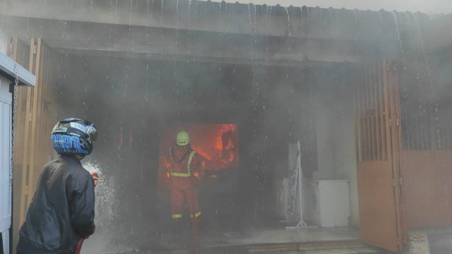 Sebuah rumah warga tepatnya di Jalan Sipil, Kelurahan Biring Romang Kecamatan Mangggala, hangus dilalap sijago merah. 