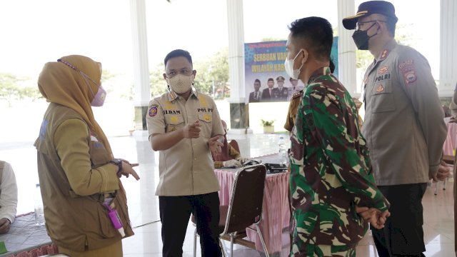 Bupati Bantaeng, Ilham Syah Azikin didampingi Kapolres dan Dandim 1410 Bantaeng serta sejumlah kepala OPD saat memantau jalannya vaksinasi, Selasa (27/7/2021).