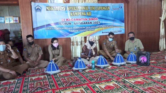 Ketua TP PKK Bantaeng, Sri Dewi Yanti saat berkunjung di sejumlah kampung KB. Kunjungan ini bertujuan untuk mengajak kepada masyarakat untuk mengembangkan pangan lokal.