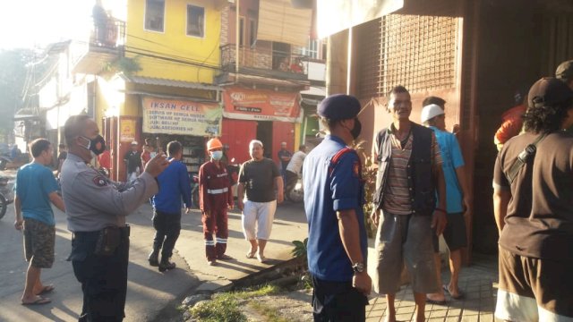 Situasi Kebakaran yang terjadi di jalan Sabutung Lama, Kelurahan Ujung Tanah, Kecamatan Ujung Tanah Kota Makassar, Rabu (28/7/2021). 