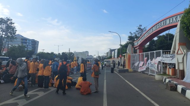 Ratusan Mahasiswa Padati Jalan Ap Pettarani, Tuntut Pimpinan Kampus UNM Ringankan Pembayaran UKT.