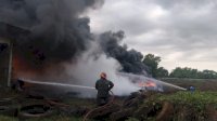 Gudang Pembalut di Kota Makassar Dilalap Api