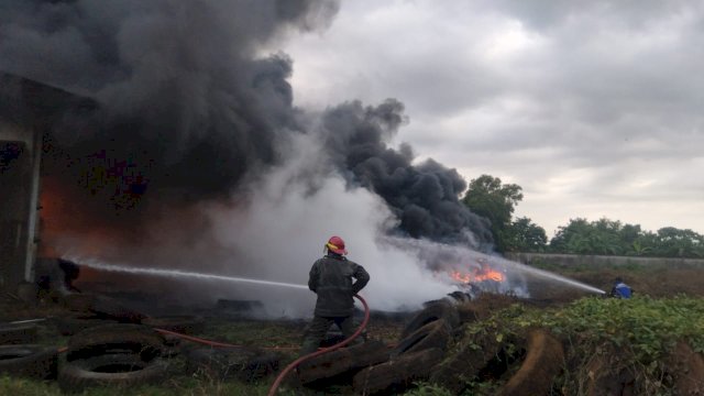 Gudang Pembalut di Kota Makassar Dilalap Api