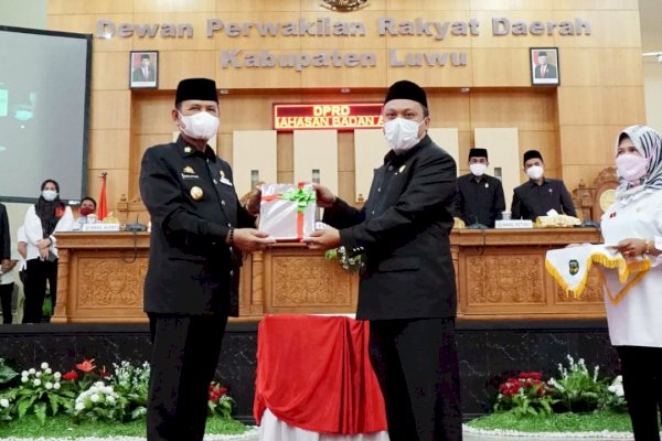 Bupati Luwu Sulsel Serahkan KUA-PPAS APBD 2022 ke DPRD