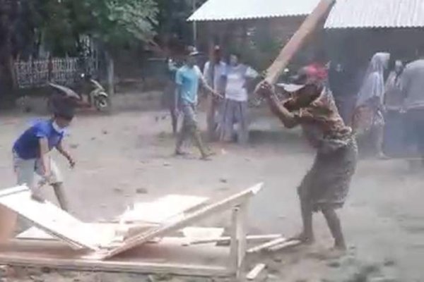 Viral, Keluarga Bongkar dan Hancurkan Peti Mati Jenazah Pasien Covid-19