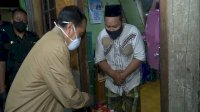 Malam-malam Jokowi Turun Ketuk Pintu Rumah di Kampung Sunter Bagikan Sembako dan Obat