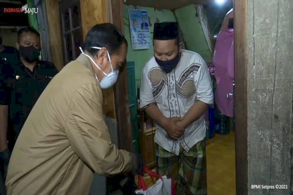 Malam-malam Jokowi Turun Ketuk Pintu Rumah di Kampung Sunter Bagikan Sembako dan Obat