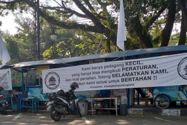 Babak Belur PPKM, Pedagang Pasang Bendera Putih