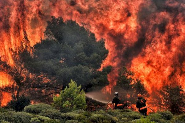 Darurat, Puluhan Desa di Yunani Alami Kebakaran Hutan, Ribuan Warga Mengungsi 
