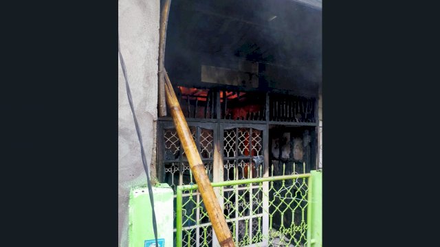 Salah satu rumah yang terbakar di Jalan Perumnas Antang, Kecamatan Manggala, Kota Makassar, Selasa (17/8/2021).