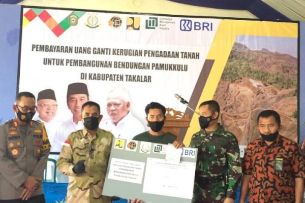 Wabup Takalar Serahkan Ganti Rugi Lahan Pembangunan Bendungan Pamukkulu
