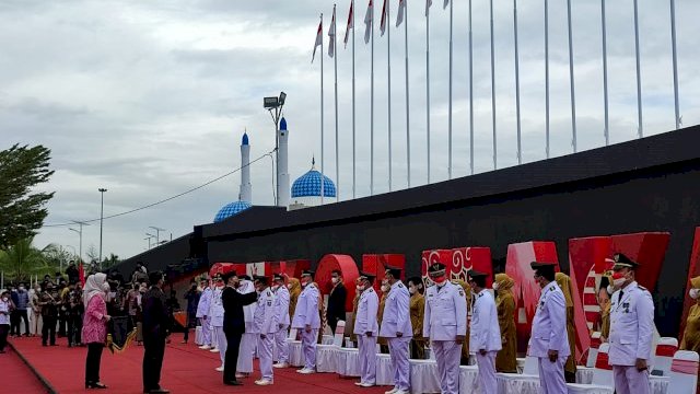 Sumringah! Ekspresi 15 Camat Baru di Makassar Usai Dilantik Walikota Danny di Pantai Losari