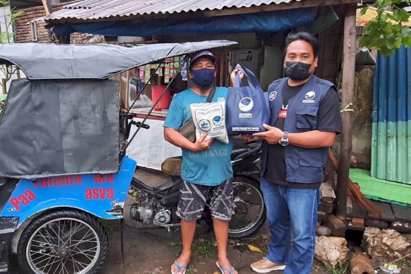 Susuri Lorong di Makassar, Legislator NasDem Sulsel Andre Tanta Cari Warga Kurang Mampu, Lalu Diberi Sembako