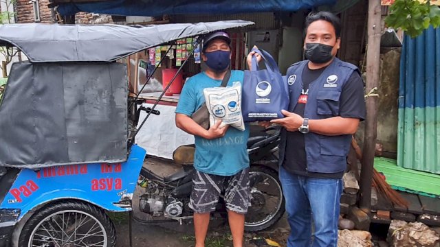 Susuri Lorong di Makassar, Legislator NasDem Sulsel Andre Tanta Cari Warga Kurang Mampu, Lalu Diberi Sembako