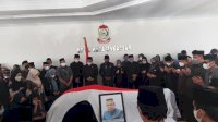 Isak Tangis Lepas Almarhum Abdi Asmara ke Peristirahatan Terakhir