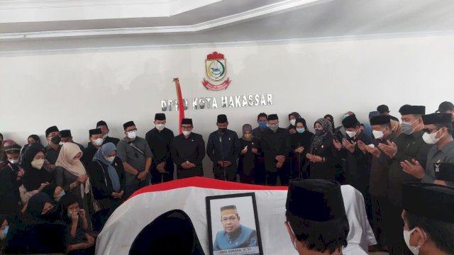 Tangis Ketua DPRD Makassar Rudianto Saat Melepas Jenazah Rekannya Abdi Asmara 