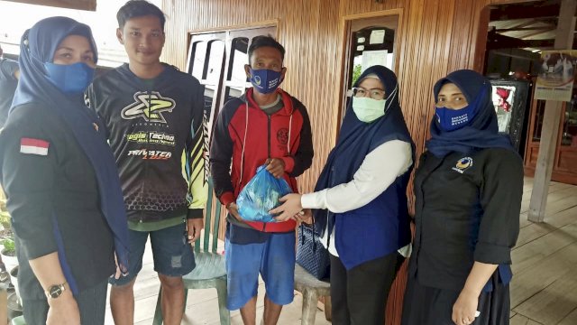 Terus Dapat Bantuan Sembako dari NasDem Soppeng, Warga: Senang Sekali, Alhamdulillah!