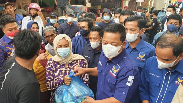 Ketua DPW NasDem Sulsel, Rusdi Masse, menyerahkan langsung bantuan untuk korban kebakaran, Jumat (13/8/2021)