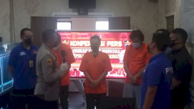 penyanyi rap 'Neo' Indra Derryanto alias Derry, saat diamankan oleh pihak kepolisian, terkait kasus dugaan jual-beli narkoba jenis ganja.