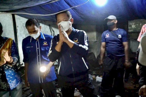 Tadi Sore Dengar Curhat Warga Korban Kebakaran Soal Penerangan, Malamnya Rusdi Masse Turun Langsung Pasang Lampu dan Genset