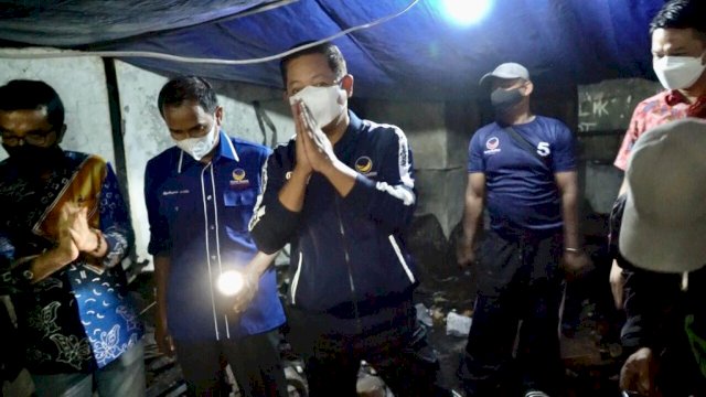 Tadi Sore Dengar Curhat Warga Korban Kebakaran Soal Penerangan, Malamnya Rusdi Masse Turun Langsung Pasang Lampu dan Genset