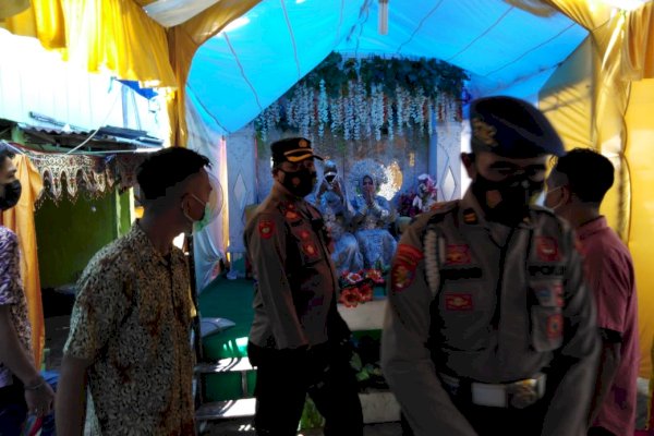 Tamu Undangan Tak Jaga Jarak dan Menu Prasmanan, Polisi Bubarkan Resepsi Pernikahan di Makassar